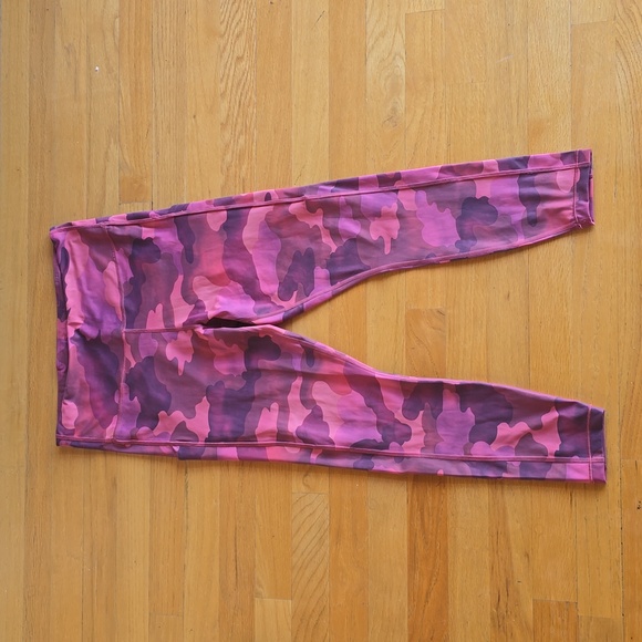 Athleta Ultimate Stash Printed 7/8 Red Camo Tight- M - Picture 1 of 5